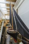 Una barca all'interno del Galway City Museum a Galway, Irlanda. Fondato nel luglio 2006, questo museo sorge vicino all'Arco Spagnolo. Espone oggetti e testimonianze della storia cittadina: ...
