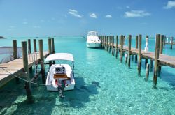 Una barca ancorata al molo di Exuma Kays, Bahamas.
