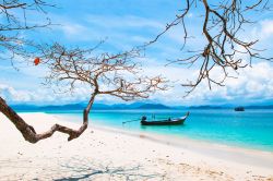 Una barca da pesca davanti alla spiaggia di Kang Kao Island, Ranong, Thailandia.
