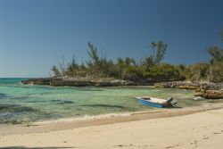 Una barca da pesca in un porticciolo riparato a Cat Island, Bahamas.



