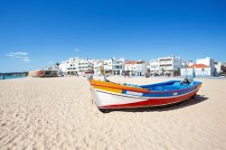 Una barca da pesca sulla spiaggia di Armacao de Pera, Portogallo. Un tempo piccolo borgo dedito alla pesca, oggi Armacao de Pera è uno dei centri più rinomati e frequentati dell'Algarve.
 ...