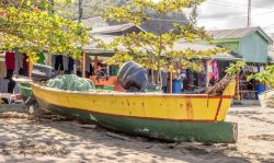 Una barca di legno sulla spiaggia di Catries, la capitale di Saint Lucia