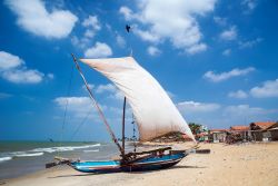 Una barca di pescatori sulla spiaggia di Negombo, città in cui la pesca è la principale attività economica.
