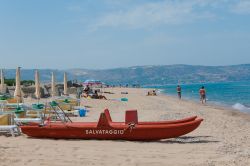 Una barca di salvataggio sulla spiaggia di Soverato, Calabria - © Angelina Pilarinos / Shutterstock.com