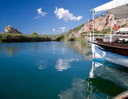 Una barca in attesa di turisti per effettuare il tour sulle calme acque del fiume a Dalyan, Turchia.
