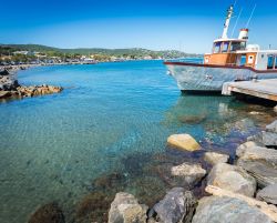 Una barca nei pressi del porto di Saint-Tropez, sud della Francia.

