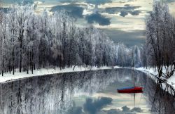 Una barca nel lago di un parco cittadino di Lodz fotografata in inverno, Polonia.



