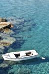 Una barca ormeggiata lungo la costa di Sikinos, isola greca delle Cicladi.



