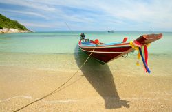Una barca per turisti ormeggiata sulla spiaggia a Ao Haad Khuad, Koh Pha Ngan, sud della Thailandia.
