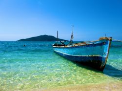 Una barca solitaria nelle acque caraibiche di Cayos Cochinos, Hondurs.



