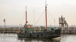 Una barca storicia da pesca utilizzata per le riprese del film Dunkirk a Urk in Olanda - © fokke baarssen / Shutterstock.com