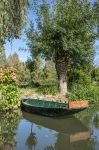 Una barca su di una spiaggia delle paludi del Marais Poitevin in Francia, Aquitania