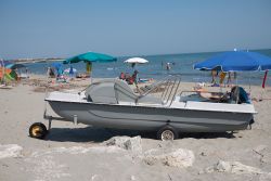 Una barca sulla spiaggia di Lido di Dante, uno dei lidi sud di Ravenna - © simona flamigni / Shutterstock.com