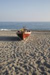 Una barca sulla spiaggia di Locri, Mar Jonio in Calabria