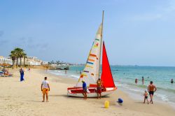 Una barca sulla spiaggia di Nabeul in Tunisia - © Zhemchugova Yulia / Shutterstock.com