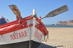 Una barca sulla spiaggia di Nazaré in Portogallo.