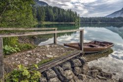 Una barca sulle sponde del Lago di Tovel in Trentino Alto Adige.
