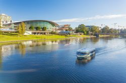 Una barca turistica in tour lungo il fiume a Adelaide, Australia. 
