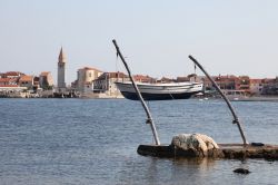 Una barchetta sospesa sul mare di Umago, il comune più occidentale della Croazia.
