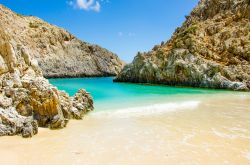 Una bella baia isolata nel sud di Creta, vicino a Chania - © Simon Dannhauer / Shutterstock.com