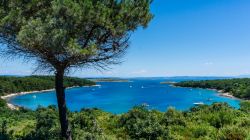 Una bella baia lungo il parco di Capo Kamenjak, penisola di Premantura in Istria.