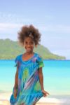 Una bella bambina sull'Isola Espirtu Santo a Vanuatu, Oceania. Gli abitanti sono quasi tutti di origine melanesiana mentre solo una piccola percentuale è di provenienza mista europea, ...