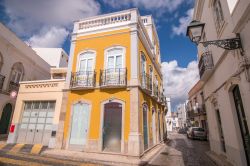 Una bella casa ad angolo nella città di Olhao, Portogallo. A caratterizzare l'architettura di molti edifici di questa città è la terrazza che sostituisce spesso i tetti.



 ...