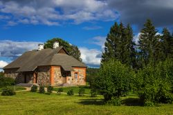 Una bella casa agreste nella periferia di Pskov, Russia.

