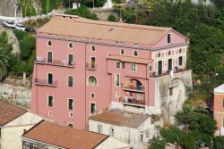 Una bella casa dalla facciata rosa sulla Costiera Amalfitana, Vietri sul Mare, Campania.

