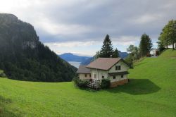 Una bella casa di montagna immersa nella natura del borgo di Stoos, Svizzera.
