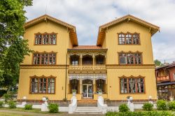 Una bella casa in legno dipinta di giallo nella cittadina di Juodkranté, Lituania. Questa località turistica si trova nella Penisola dei Curoni, una delle zone più suggestive ...