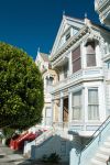 Una bella casa in stile vittoriano a San Francisco, California. Dipinta con una tonalità a pastello, si trova vicino a Alamo Square - © Vacclav / Shutterstock.com