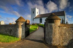 La  bella chiesa di Ballintoy in Irlanda