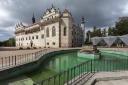 Una bella chiesa dalle cupole elaborate a Litomysl, ...