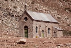 Una bella chiesetta nella catena montuosa delle Ande, Mendoza, Argentina. Costruita con la pietra locale, si fonde in maniera armoniosa con il paesaggio circostante.


