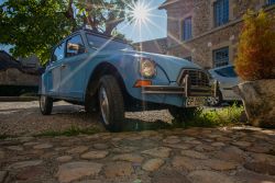 Una bella Citroen Dyane parcheggiata nel villaggio di Perouges, Francia - © DeGe Photos / Shutterstock.com