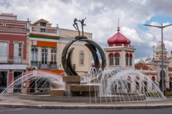 Una bella fontana d'acqua nel centro cittadino di Loulé, Portogallo.

