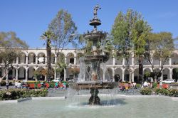 Una bella fontana nel centro della Plaza de Armas a Arequipa, Perù. Chiamata anche Plaza Major, questo ampio spazio pubblico ospita al suo centro una fontana in bronzo che rappresenta ...
