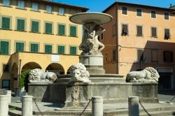 Una bella fontana nel centro storico di Empoli in Toscana