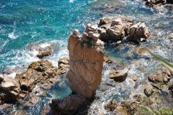 Una bella formazione rocciosa nel mare cristallino di Blanes, Costa Brava, Spagna.



