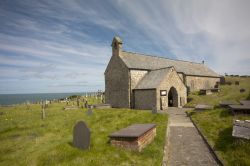 Una bella fotografia della chiesa di Llanbadrig a Anglesey, Galles, UK. Dedicato a San Patrick, questo edificio di culto è situato in uno dei più suggestivi scenari di Anglesey. ...