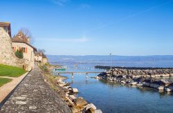 Una bella giornata di sole a Yvoire, cittadina sulla sponda meridionale del Lago Lemano, in Francia.