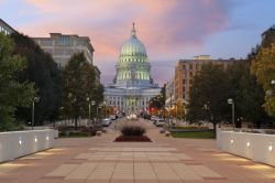 Una bella immagine del Campidoglio a Madison, USA, al crepuscolo.
