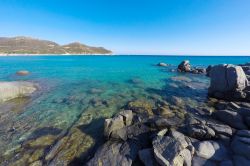 Una bella immagine del paesaggio nella baia di Solanas, Sardegna, L'acqua turchese è caratterizzata da rocce di ogni forma e dimensione.
