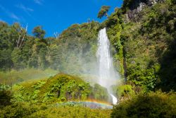 Una bella immagine della cascata Salto El Leon a Pucon, Cile.
