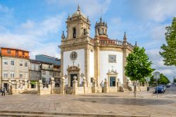 Una bella immagine della chiesa Bom Jesus da Cruz a Barcelos, Portogallo. Le origini di questo edificio religioso sono legate all'apparizione di una croce di terra nera sul terreno di Campo ...