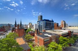 Una bella immagine di Birmingham, Alabama, USA, con le guglie della cattedrale di St. Paul.

