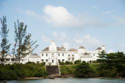 Una bella immagine di Trident Castle a Port Antonio, Giamaica. Questo castello di otto camere con piscina e chiesetta privata, venne costruito per la baronessa Elizabeth Siglindy Stephan von ...