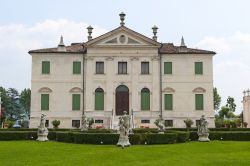 Una bella immagine di Villa Cordellina Lombardi a Montecchio Maggiore, Veneto. Questa dimora venne utilizzata anche come sede di allevamento per bachi da seta e in seguito come collegio.
