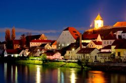 Una bella immagine notturna di Ptuj adagiata sulle sponde della Drava, Slovenia.



